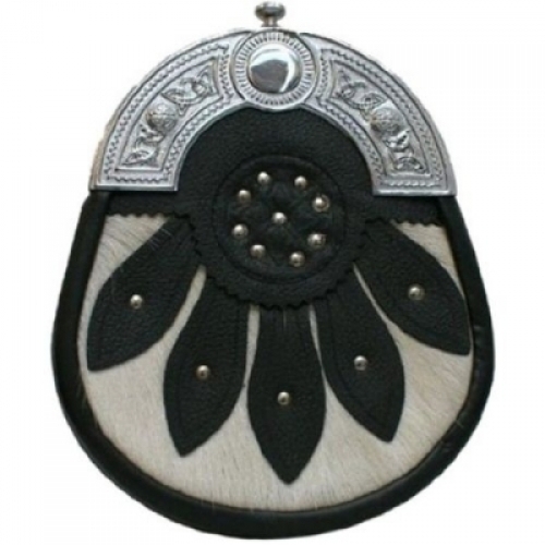 SPORRAN-is-black-leather-with-a-Celtic-cantle,-a-white-cowhide-base-on-the-front-over-layed