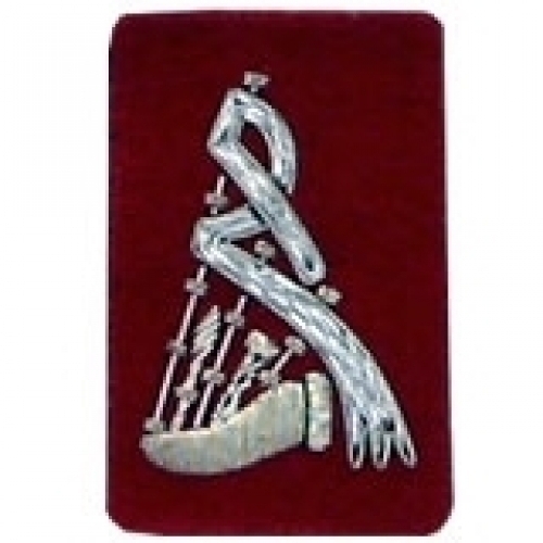 Bagpipe-Badge-Silver-Bullion-on-Red