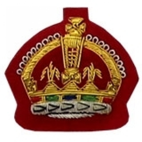 Kings-Crown-Badge-Gold-Bullion-on-Red